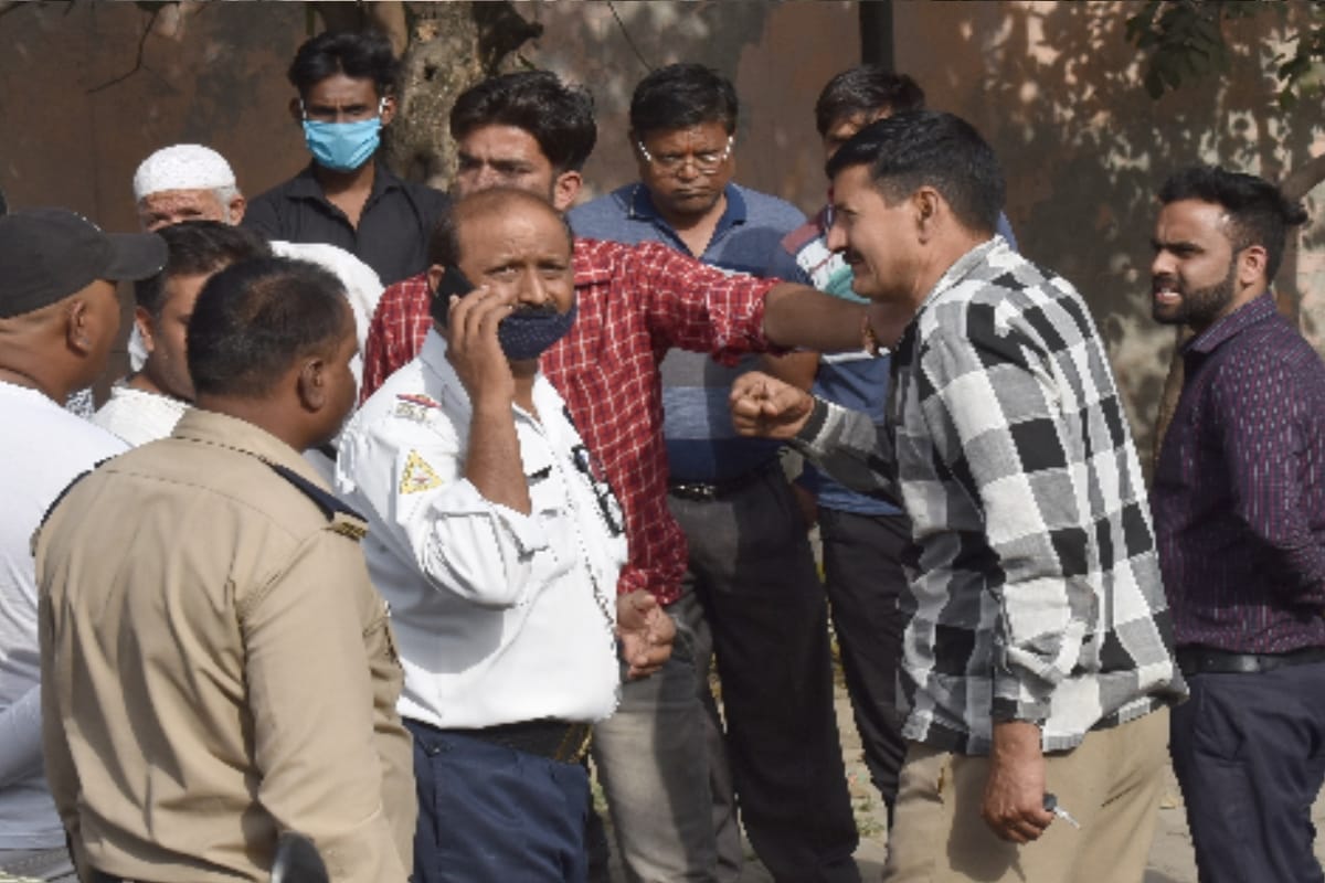 Meerut: When the youths who were harassing their daughter were opposed, they beat up the inspector