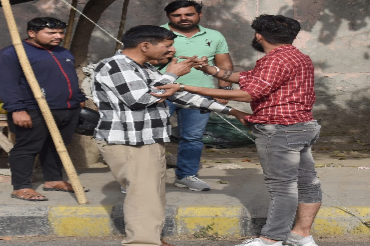 Meerut: When the youths who were harassing their daughter were opposed, they beat up the inspector