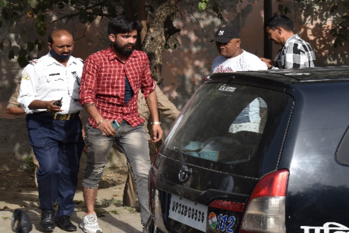 Meerut: When the youths who were harassing their daughter were opposed, they beat up the inspector