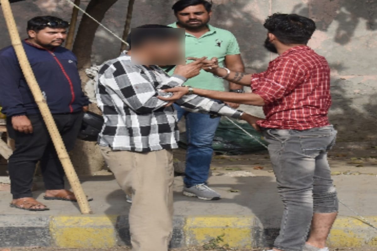 Uttar Pradesh News: Two youths were harassing to a girl and beaten up daroga in Meerut and see photos