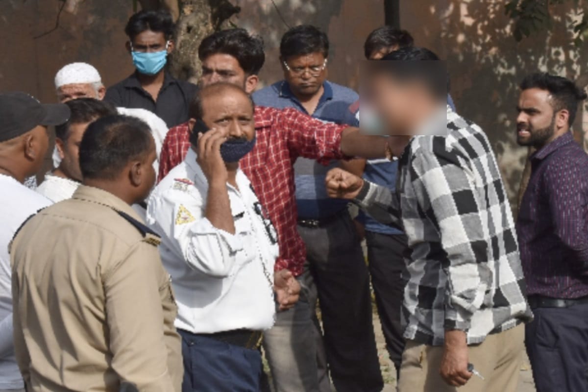 Uttar Pradesh News: Two youths were harassing to a girl and beaten up daroga in Meerut and see photos