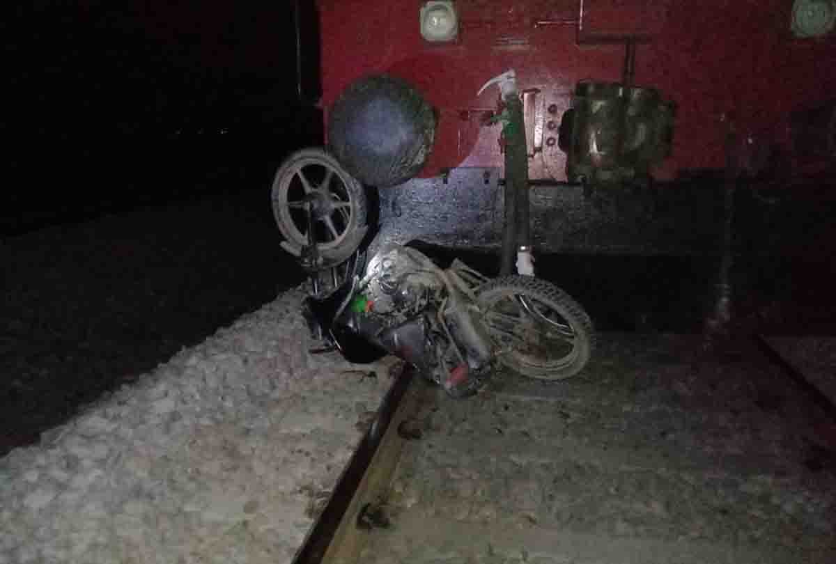 UP: Bike collided with Sabarmati in Jalaun, train standing for 25 minutes, railway boom also collided with collision