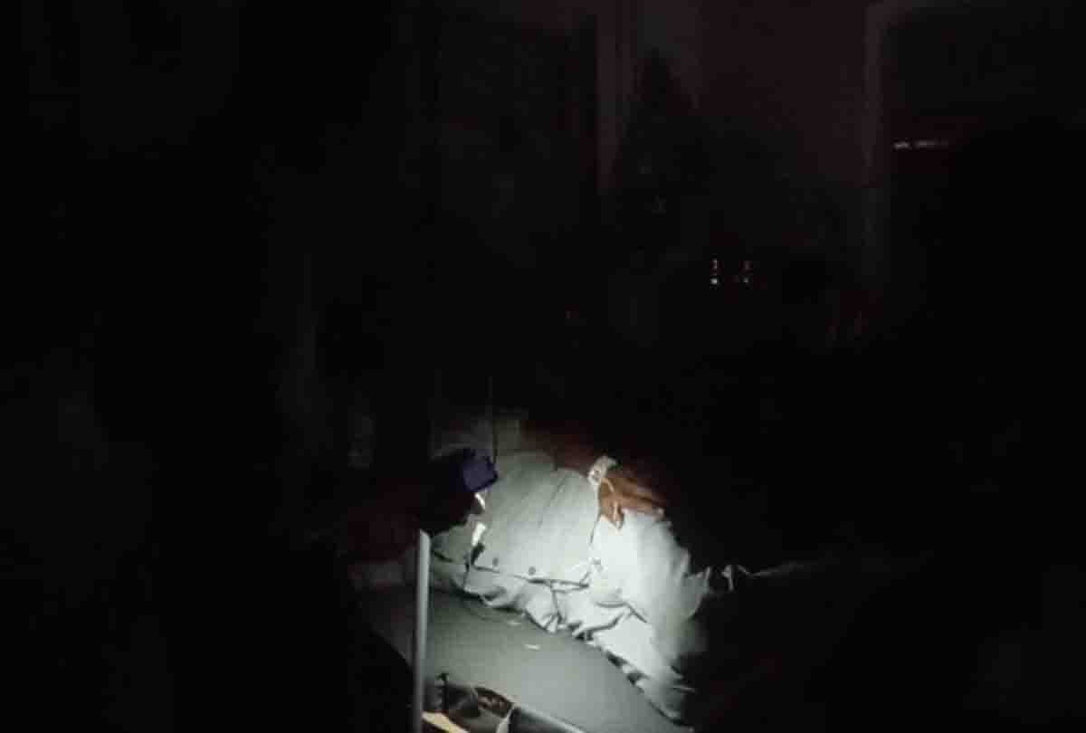 UP: Lightning failure in the emergency medical room of Hardoi District Hospital, treatment done in torchlight