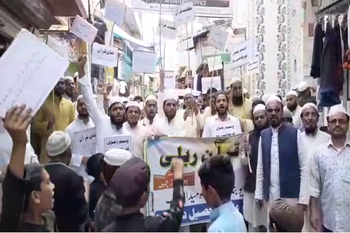 Saharanpur News: Muslim society people protest against Wasim Rizvi in Deoband
