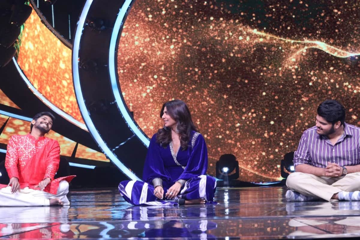 shilpa shetty taught yoga to indian idol host aditya narayan and contestants on stage