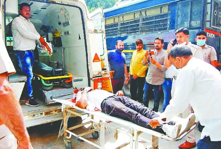 Policeman shoots gangster outside sonipat court in Haryana
