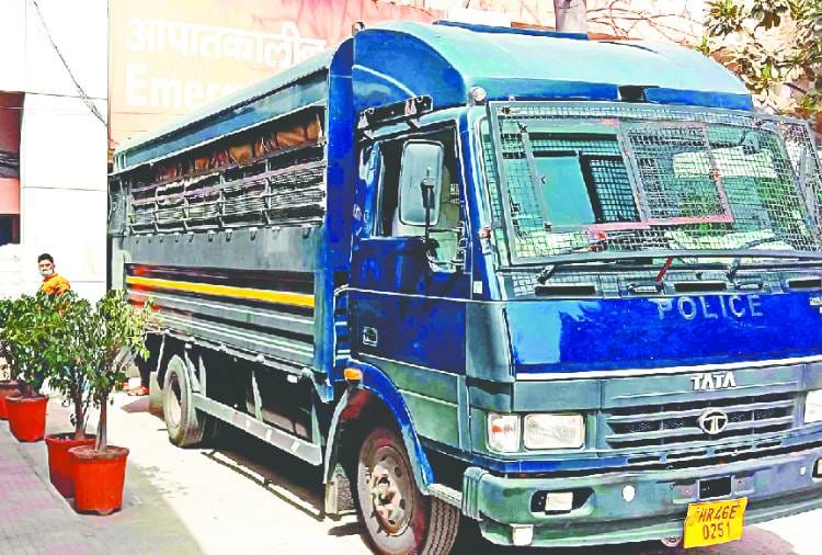 Policeman shoots gangster outside sonipat court in Haryana
