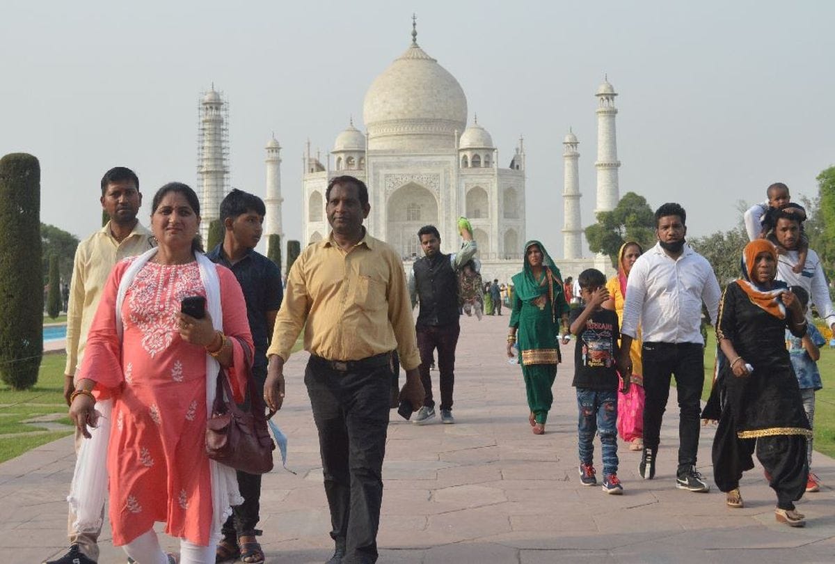 tourists do not follow covid-19 guidelines at taj mahal