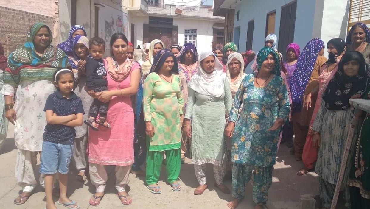 Women of Dumarkhan village descended in support of Deputy Chief Minister Dushyant Chautala