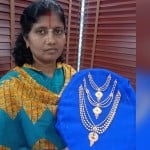 सोने के हार के साथ अन्ना बाबा की पत्नी देवकी