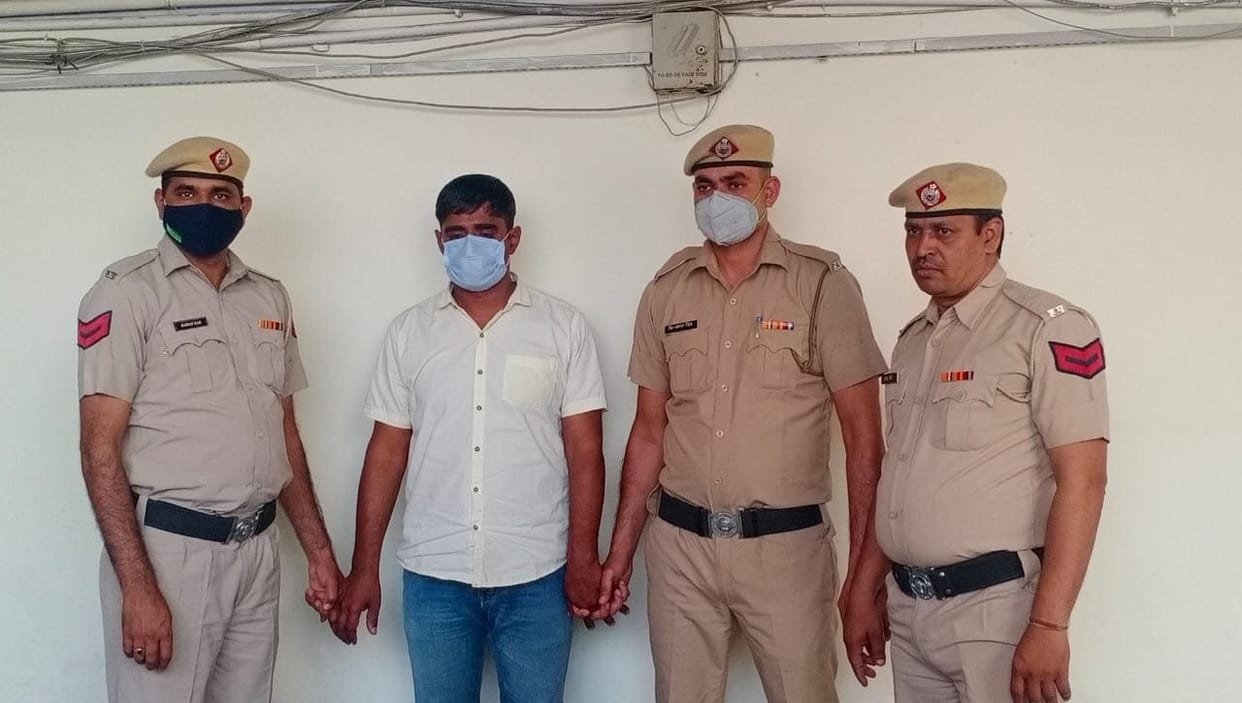 Illegal recovery was being done from overloaded vehicles, mining department guard including one lakh rupees arrested