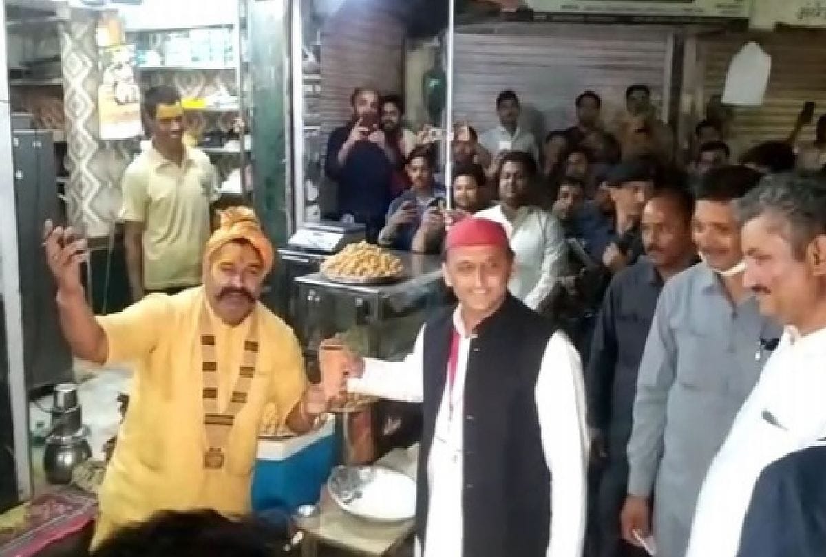 Sp Chief Akkhilesh Yadav Drink Milk At Road In Vrindavan