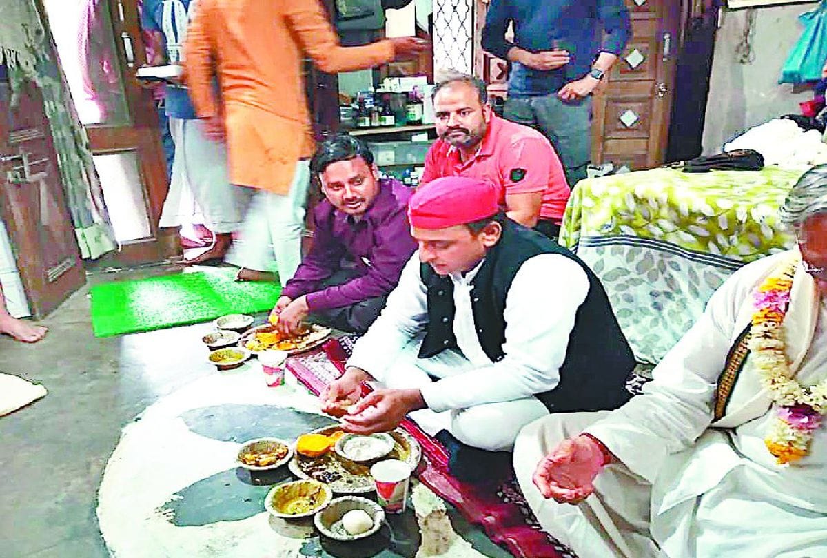 Sp Chief Akkhilesh Yadav Drink Milk At Road In Vrindavan