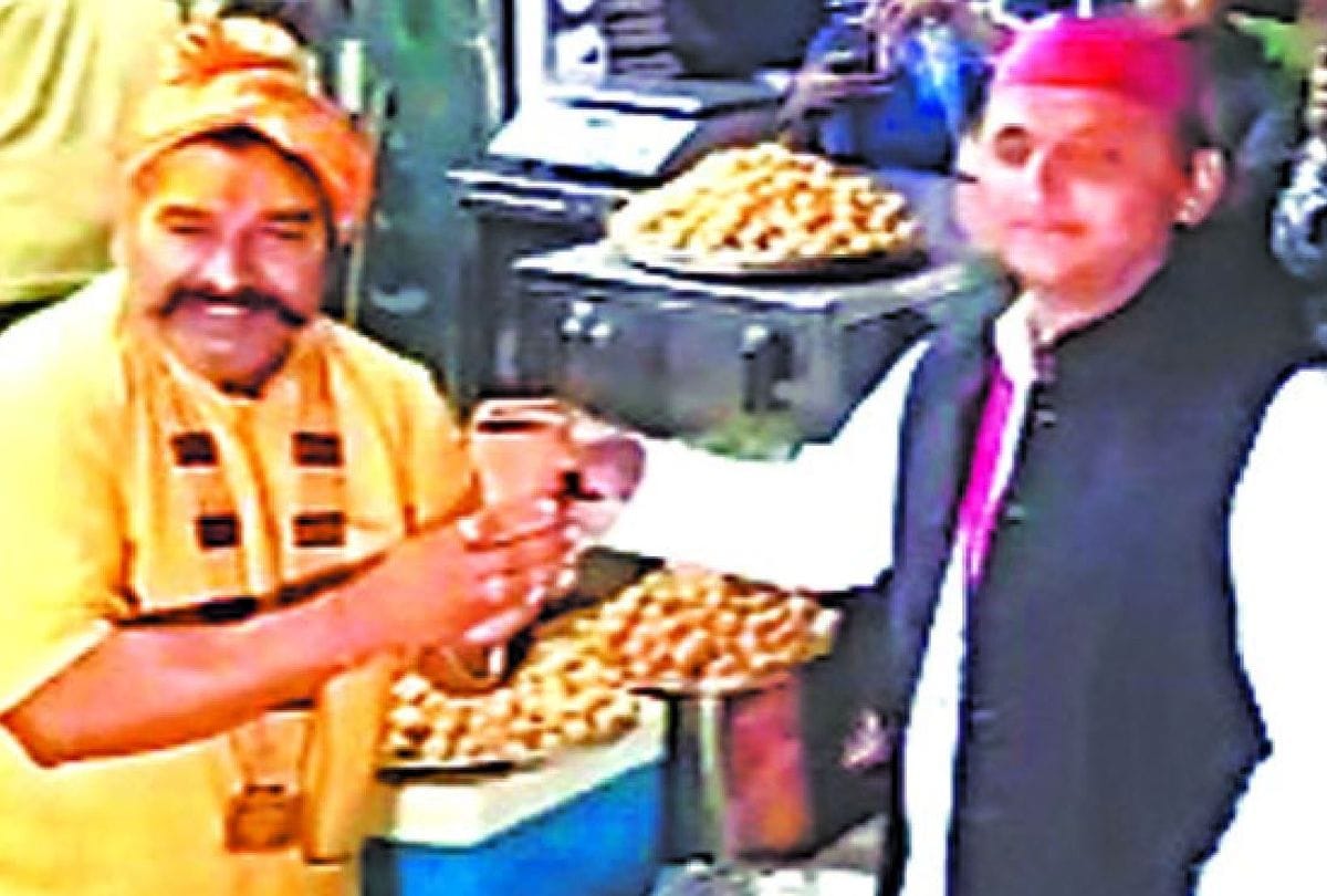 Sp Chief Akkhilesh Yadav Drink Milk At Road In Vrindavan