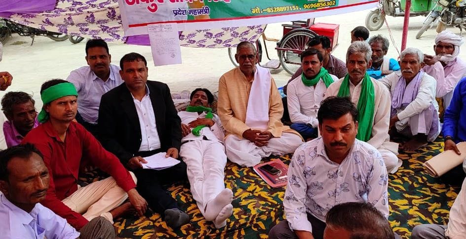 bigadane lagee bhaakiyoo jilaadhyaksh kee haalat, paanchaven din bhee jaaree rahee bhookh hadataal, svaasthy vibhaag kee teem ne kiya svaasthy pareekshan