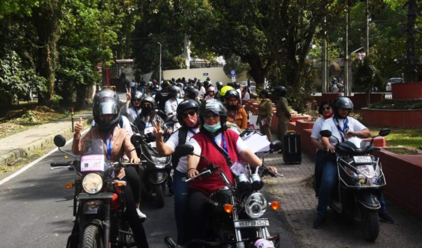 women bike rally : governor baby rani maurya shown flag to rally pictures will fill your mind with confidence