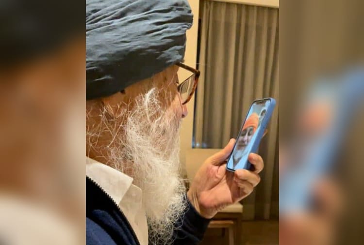 SAD Leader Parkash Singh Badal spoke to son Sukhbir Badal admitted in Hospital through video call