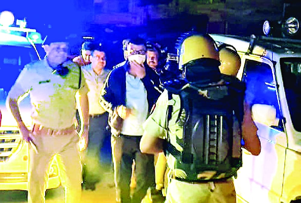 Police lathicharge on stone pelting in Ramsanehighat in barabanki.