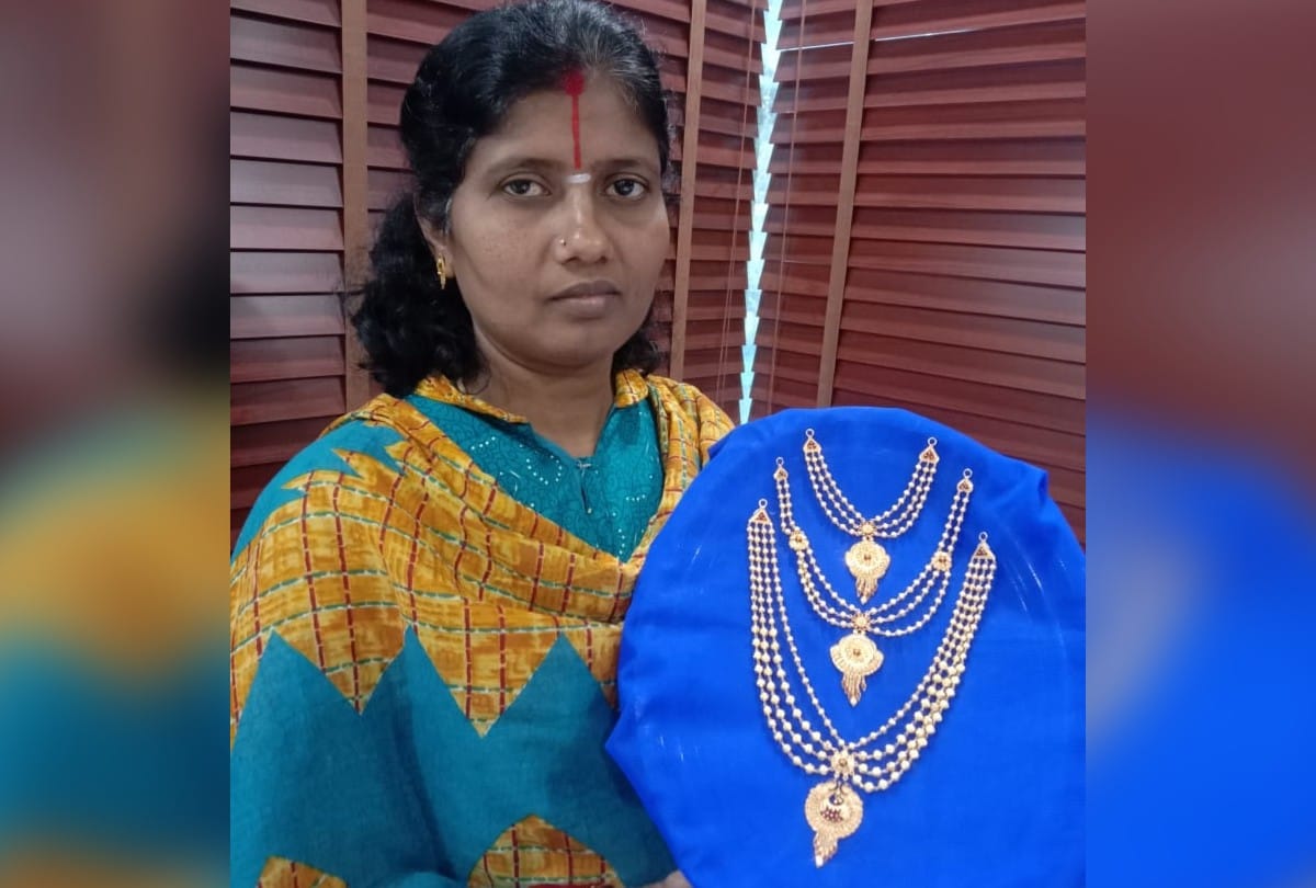 Tamilnadu Devotee Donated To Gold Necklace Radharani On Holi In Mathura