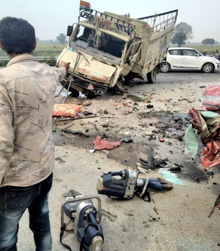 four family members of same family died in yamuna expressway