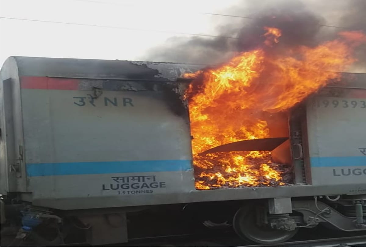 Fire in Shatabdi Express at Ghaziabad railway station Passengers remained in panic for one and a half hours
