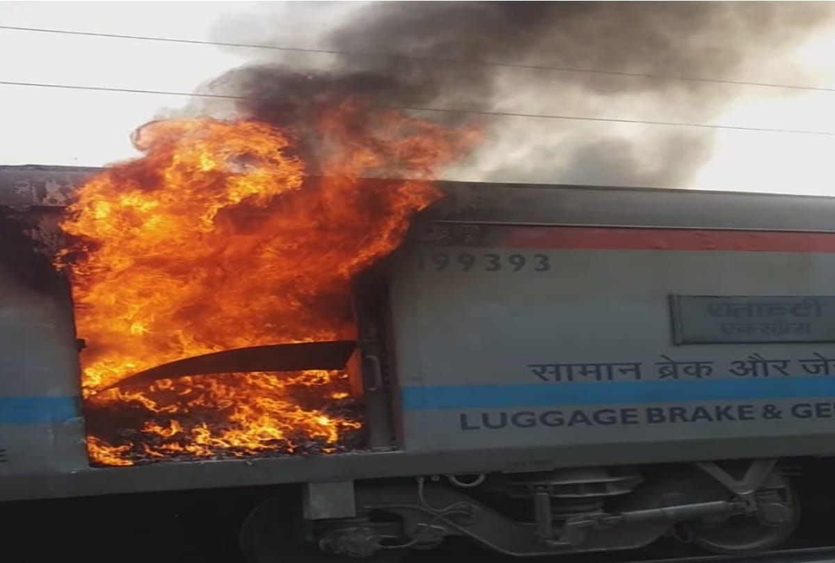 Fire in Shatabdi Express at Ghaziabad railway station Passengers remained in panic for one and a half hours