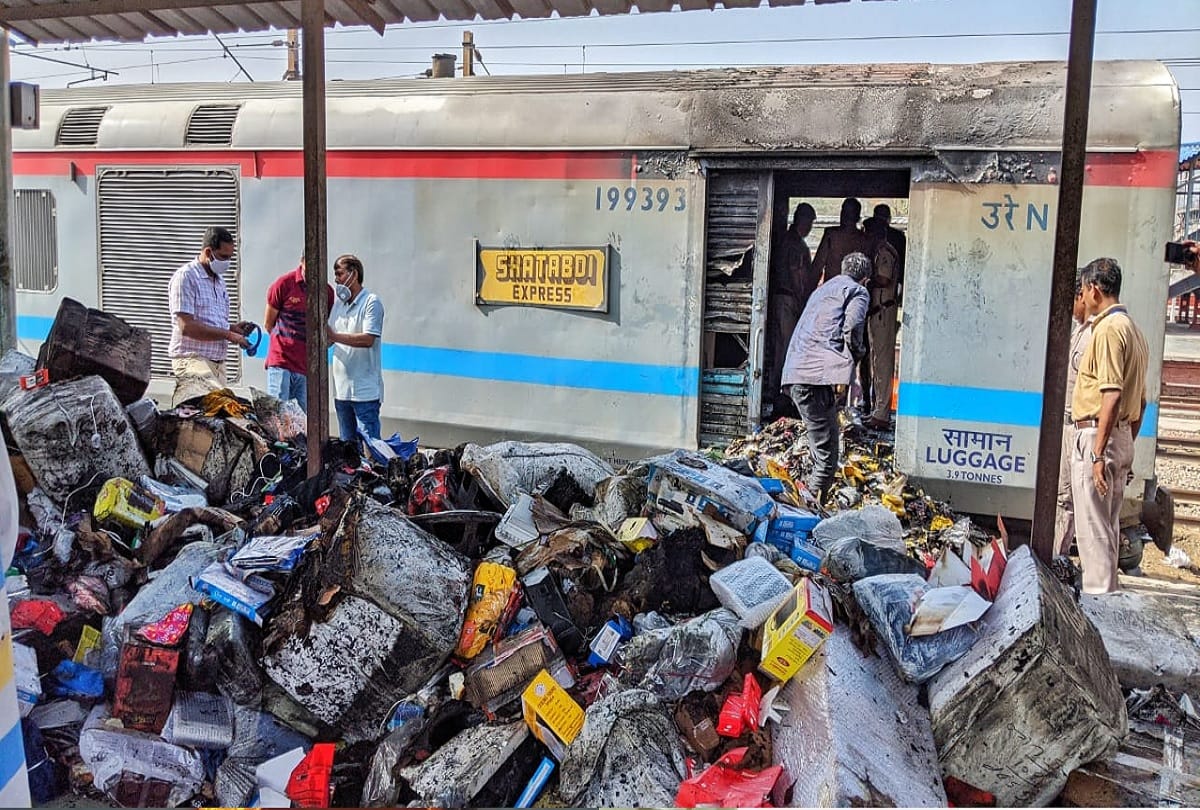 Fire in Shatabdi Express at Ghaziabad railway station Passengers remained in panic for one and a half hours