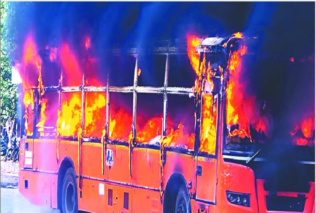 cluster bus at azadpur mandi burnt
