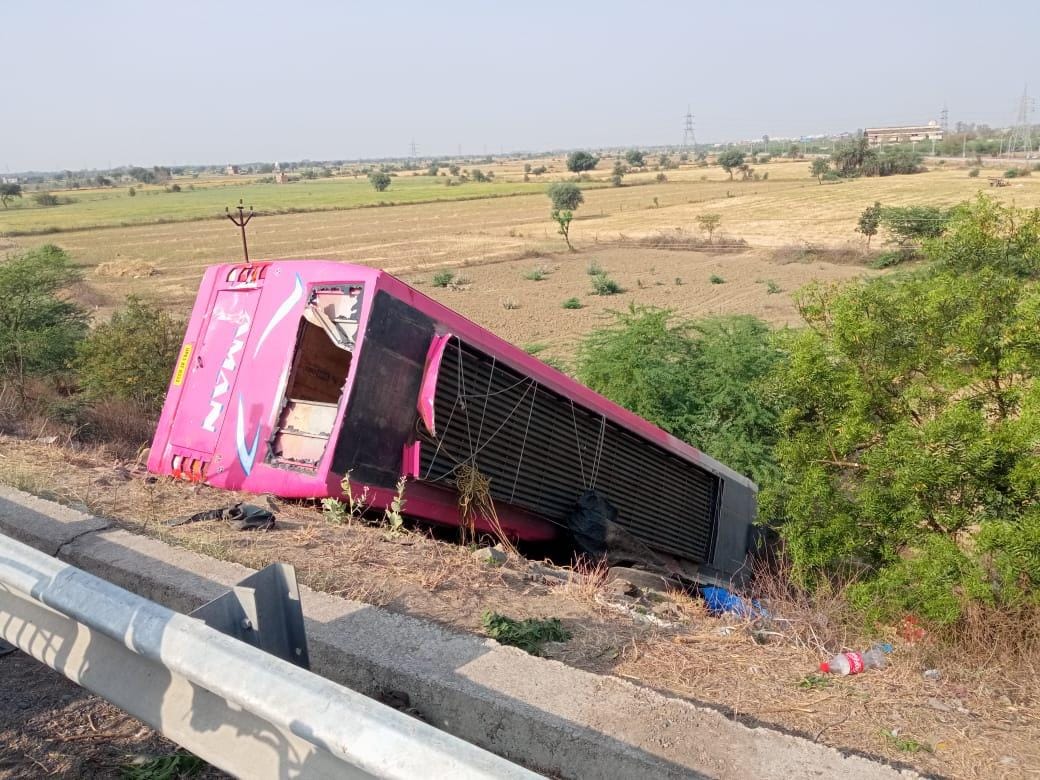 Bus-bound bus overturned, 15 injured