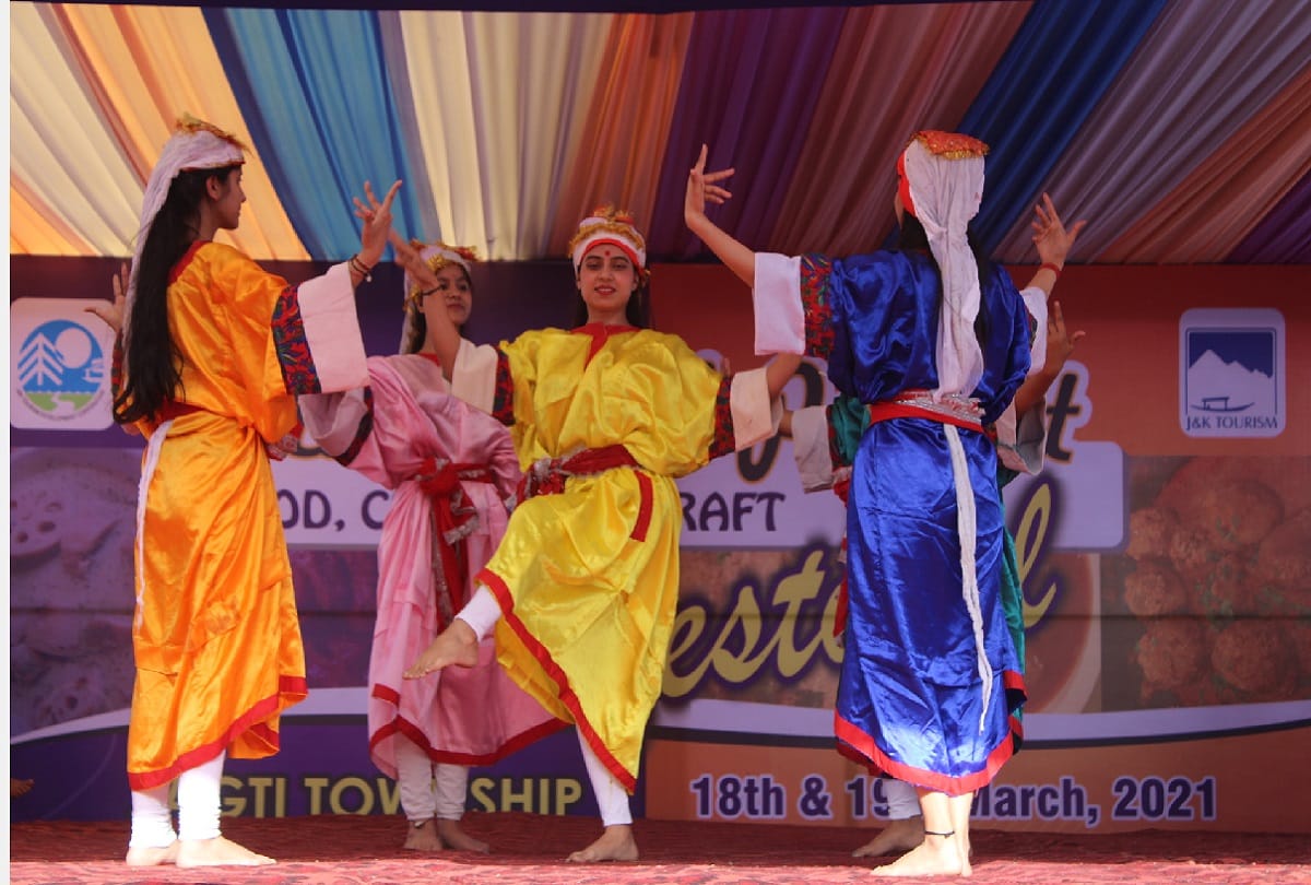 Kashmiri Pandit artists showed the culture of Pandits through dance and drama