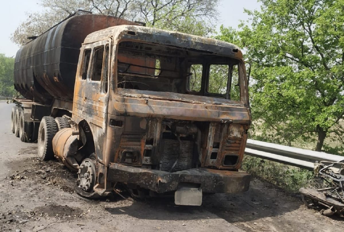 Bike and tanker catches fire as they collapses with each other in Rampur