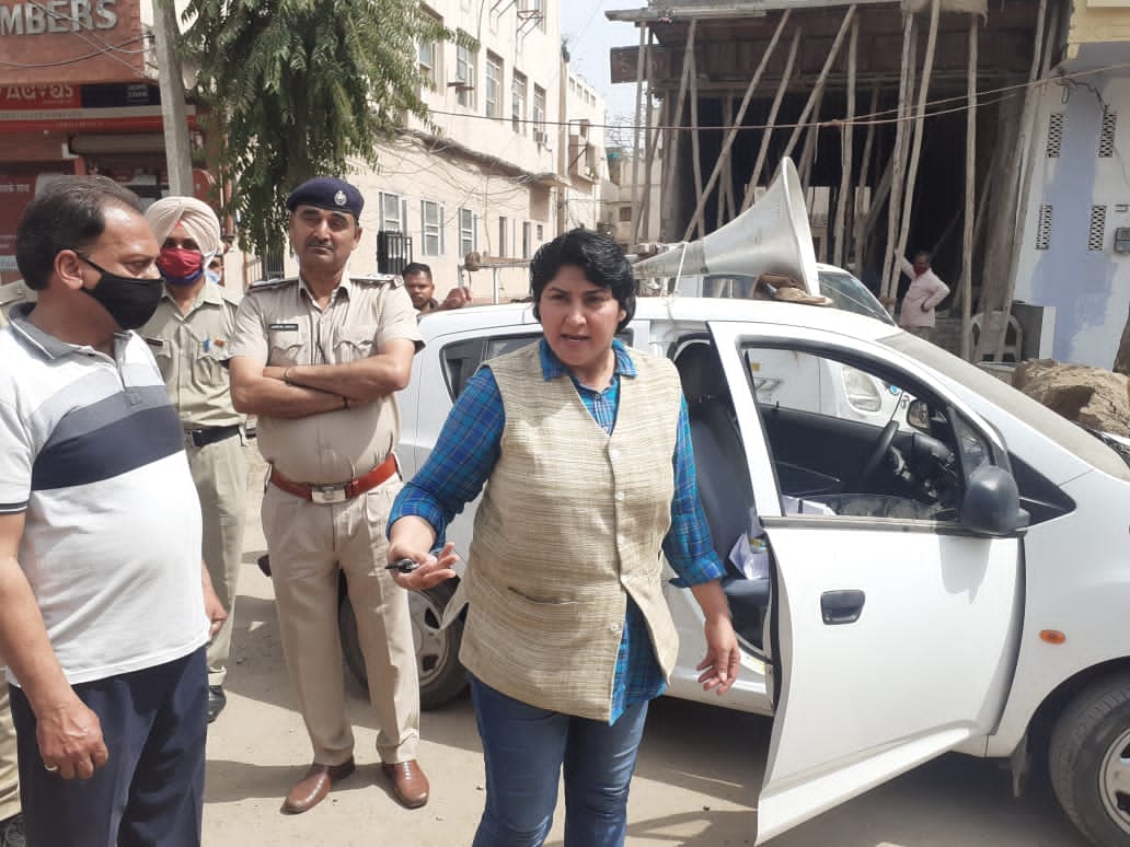 when officer not heared problem, woman protest  from loud speker