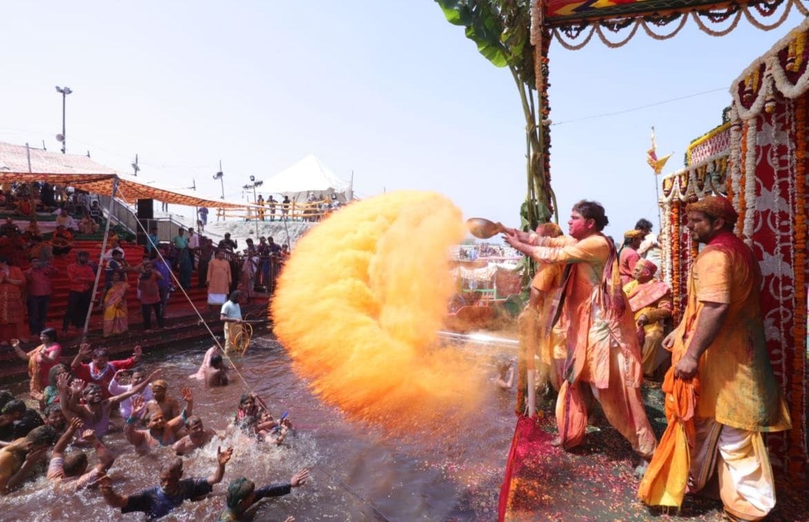 Mathura: Shrinath Pyare in Yamuna Vihar in a boat