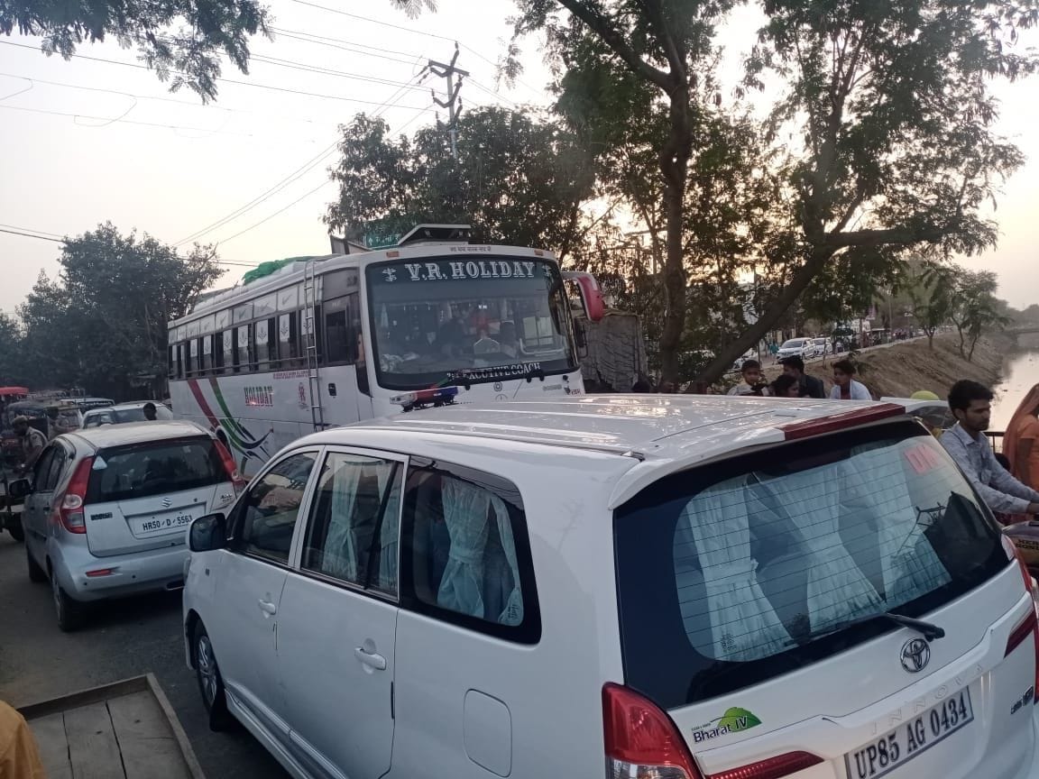 Mathura: DM's car stuck in jam, security personnel pushed and removed