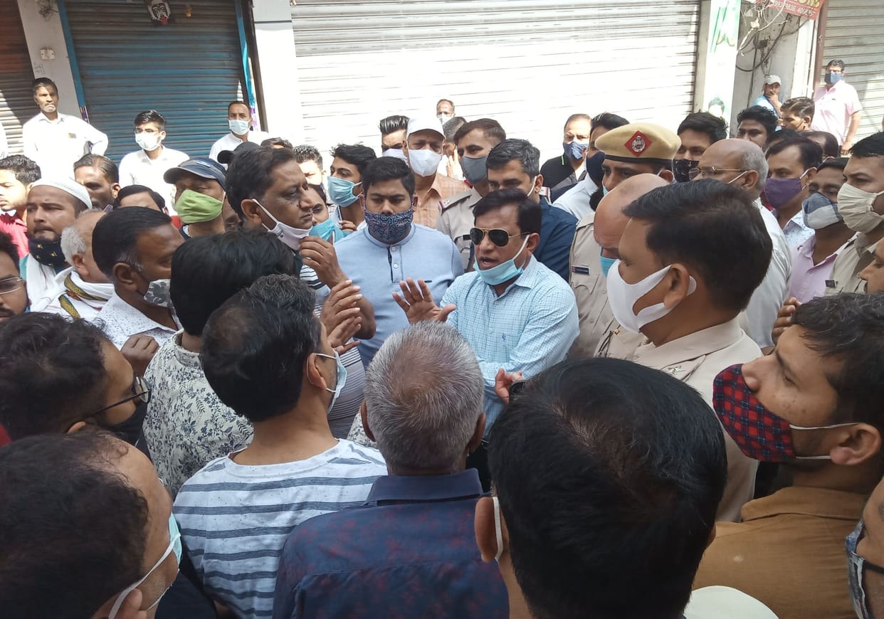 Seven-day trial begins to make Sadar Bazar a 'no vehicle zone'