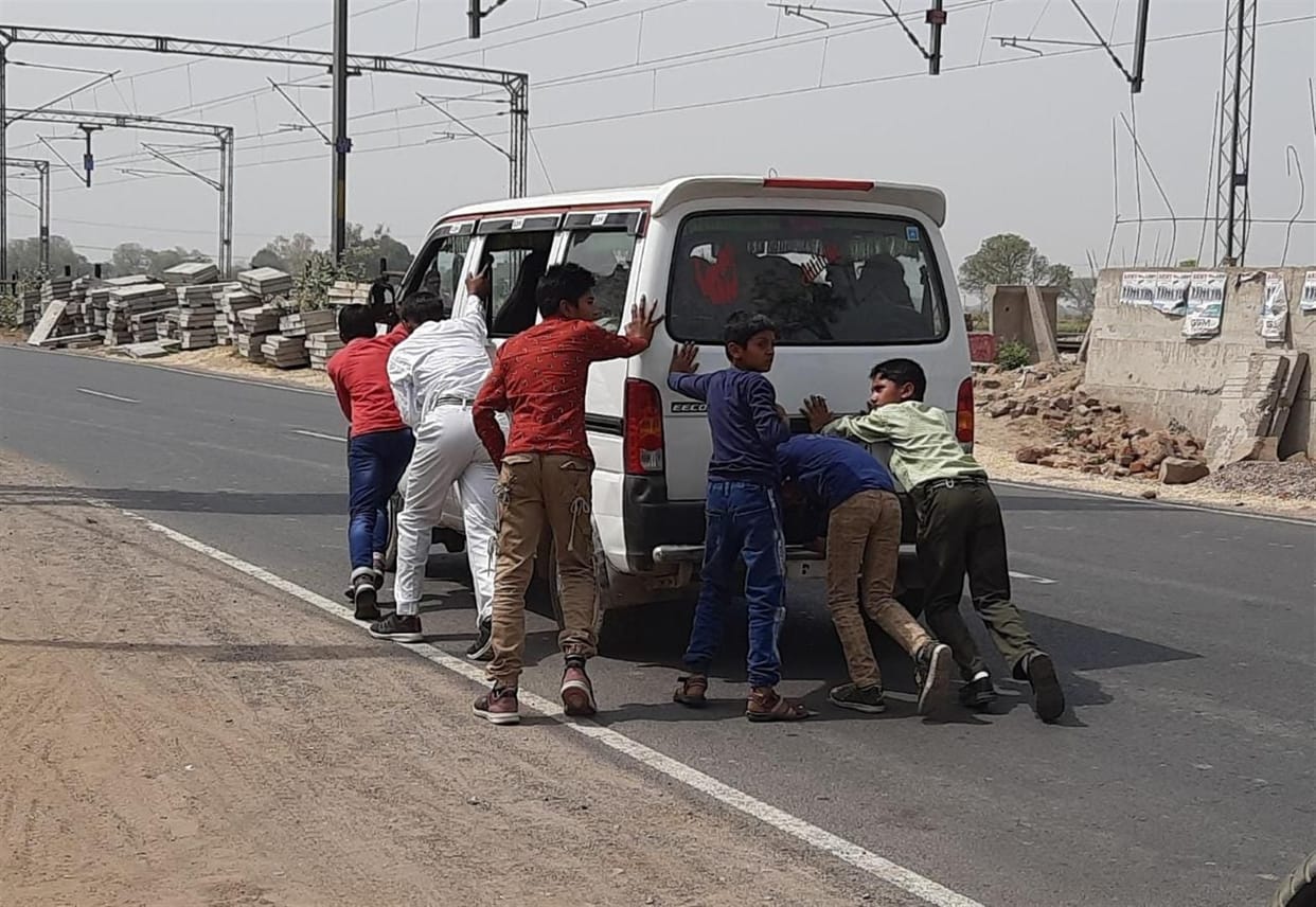 Hathras: After the petrol runs out, the driver pushed the car with the school children.