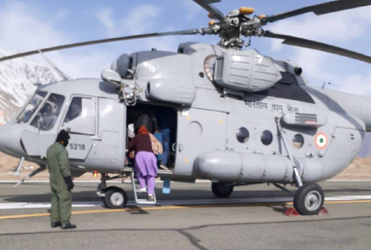 patients airlifted from Kargil to Srinagar in Mi-17 helicopter of Indian Air Force today