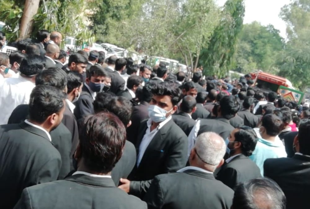Bar association of Lucknow for demands after the death of their colleague.