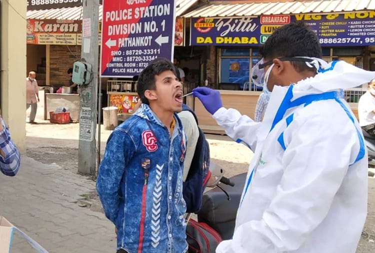 Corona test of people roaming without mask has been done on road in Punjab 