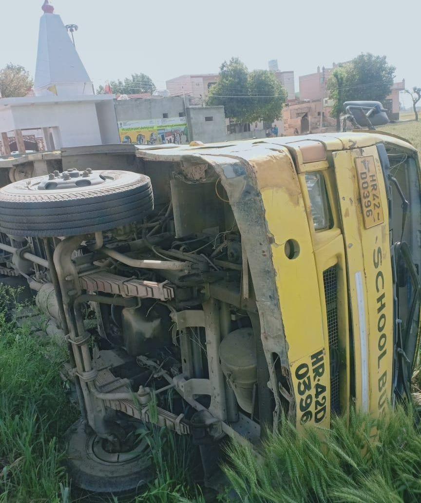 School bus uncontrolled, overturned in the field, a teacher with two children injured