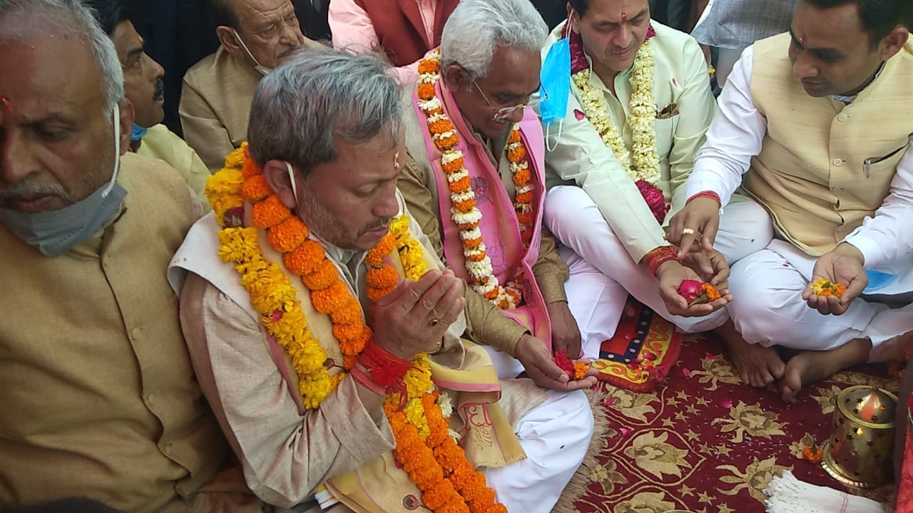Haridwar Kumbh 2021: CM Tirath Singh Rawat does ganga puja in haridwar photos