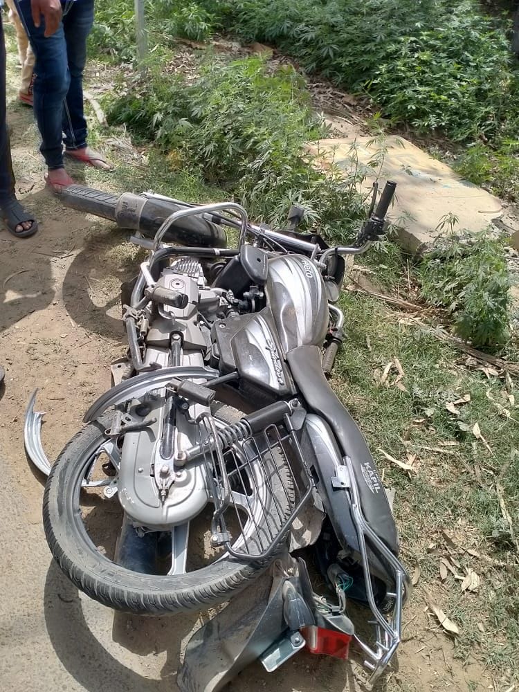 Truck collides with bike, wife dies, husband injured