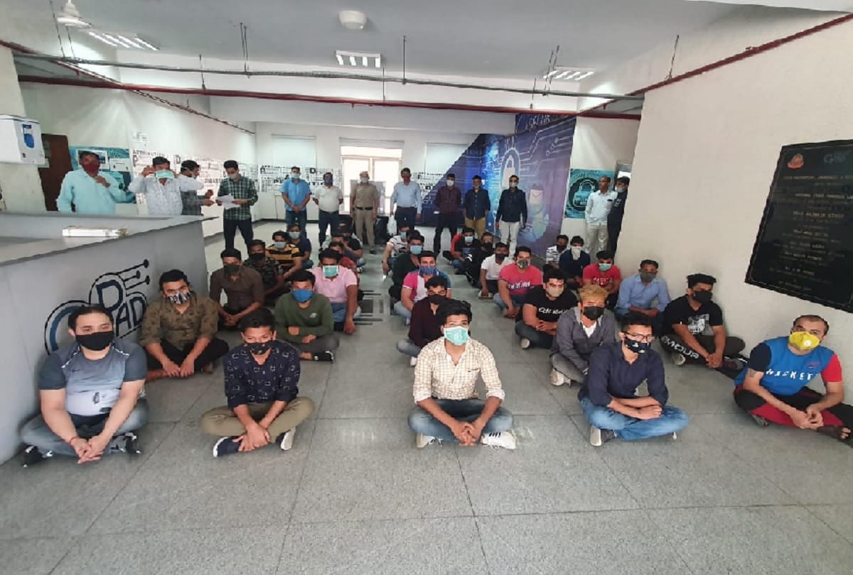 Delhi News :  34 arrested from call center for cheating
