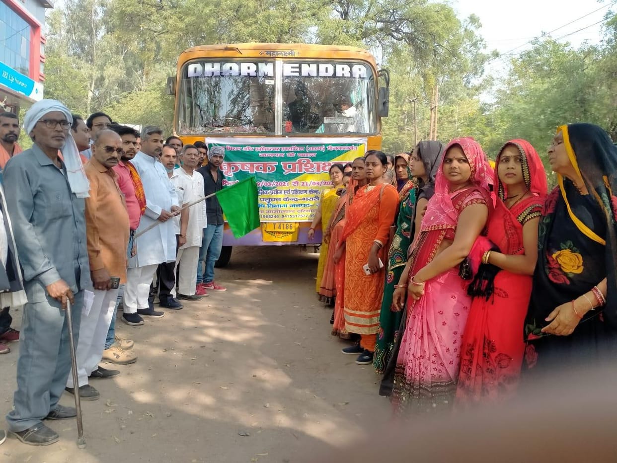 54 farmers left for Jhansi for training