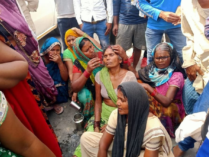 Two teenagers die by JCB accident in Ghazipur road jam