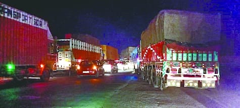 Delhi-Lucknow highway: Bus faults at Fatehganj East flyover jammed