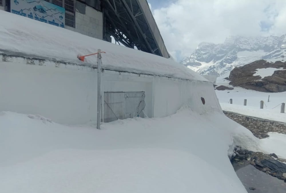 Hemkund Sahib Yatra 2021: Six feet snow frozen on Road, pilgrims will pass through glacier, photos