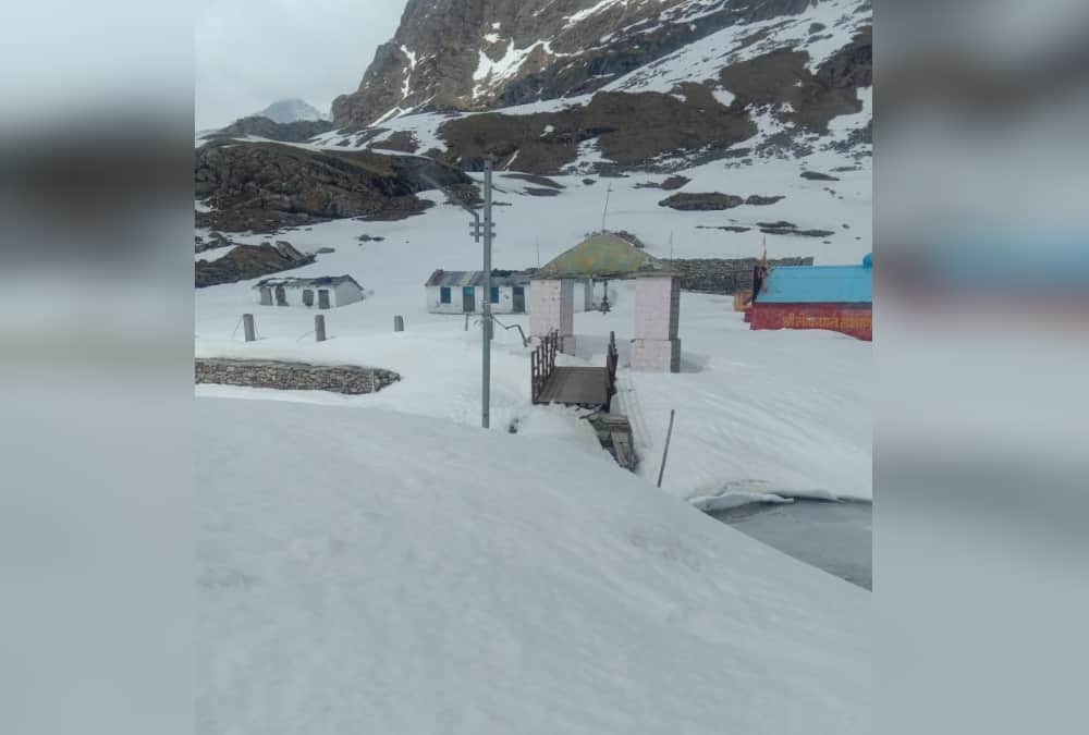 Hemkund Sahib Yatra 2021: Six feet snow frozen on Road, pilgrims will pass through glacier, photos