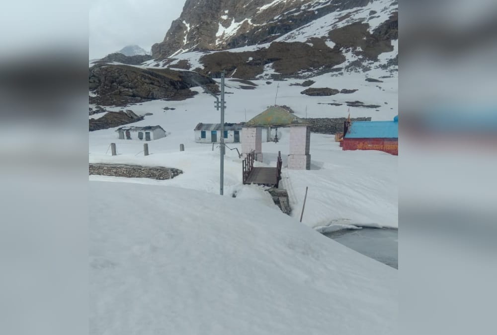 Hemkund Sahib Yatra 2021: Six feet snow frozen on Road, pilgrims will pass through glacier, photos