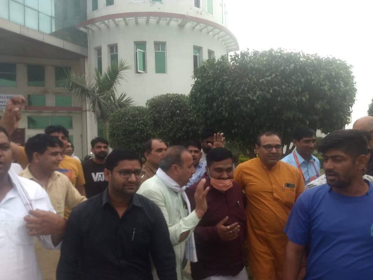 Farmers protested against the District President of BJP Yuva Morcha who reached the Holi Milan program